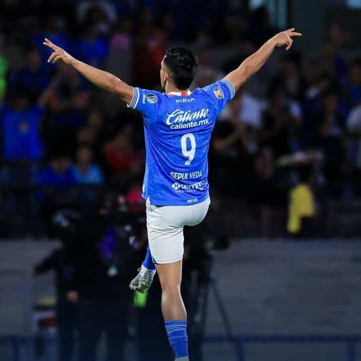 Cruz Azul Mantiene su Invicto y Aplasta a San Luis 3-0