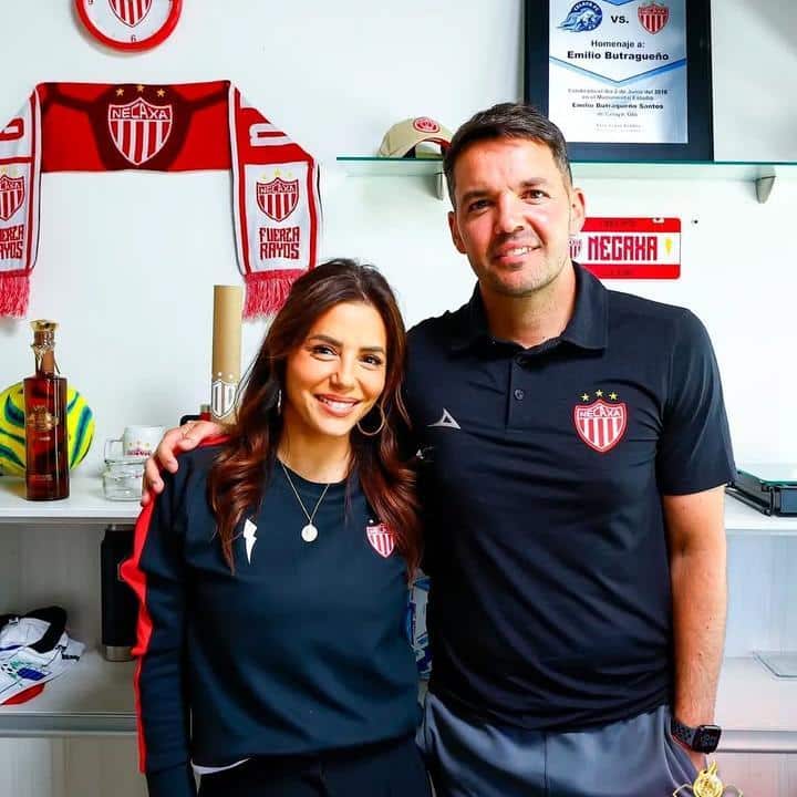 ¡Eva Longoria Deslumbra con el Necaxa en una Victoria Memorable en el Estadio Victoria!