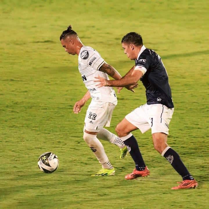 Ian Smith Brilla y Lleva a Sporting FC a la Victoria